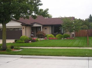 24323 Heritage Dr, Woodhaven, MI 48183