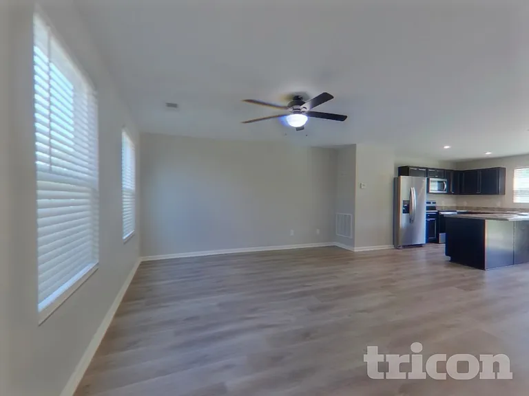 120 Castlebrook Dr — Photo 2