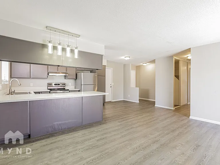 261 Queen Marie Ct — Photo 3