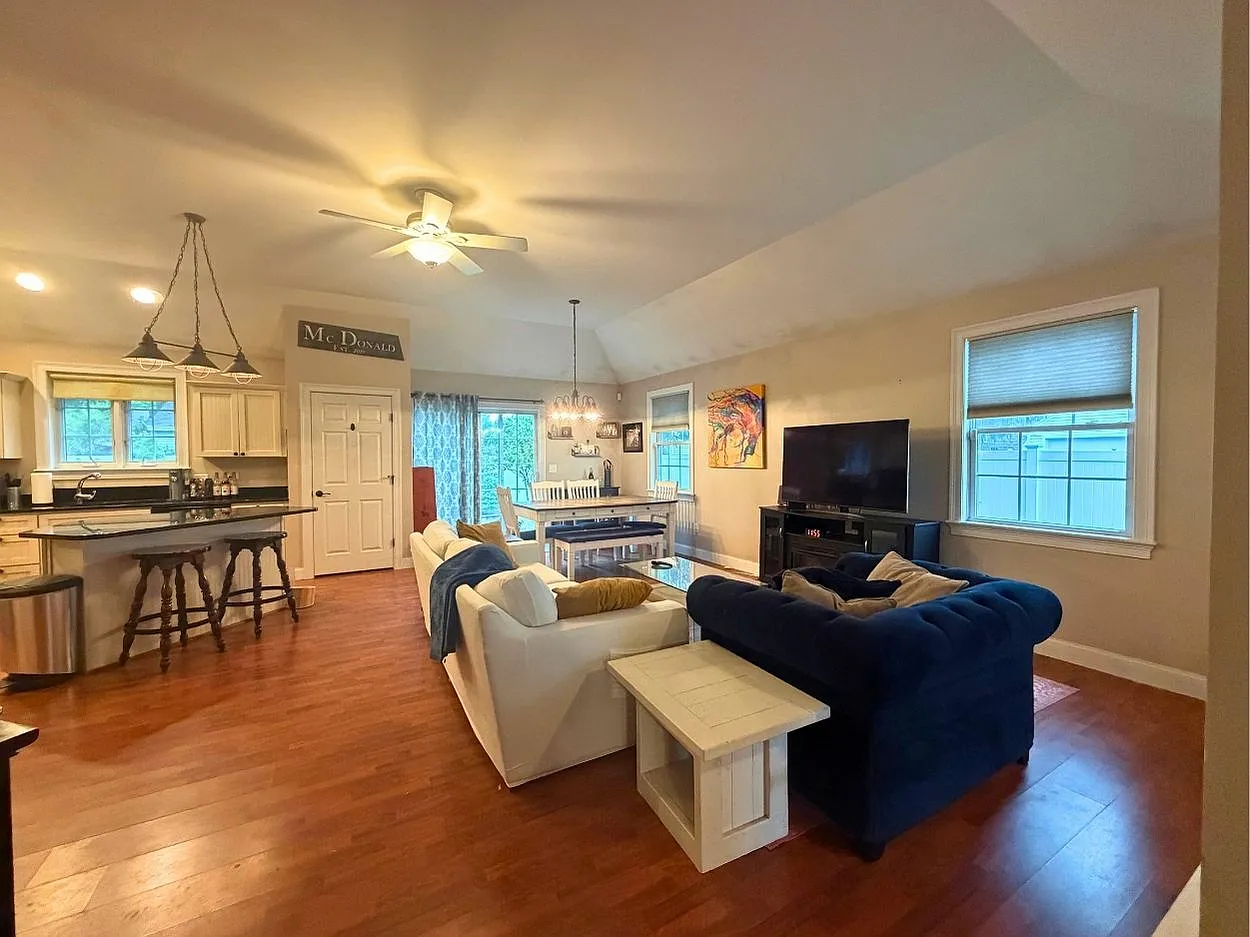 3 bed, 1446 sqft, $3,200 — Photo 2