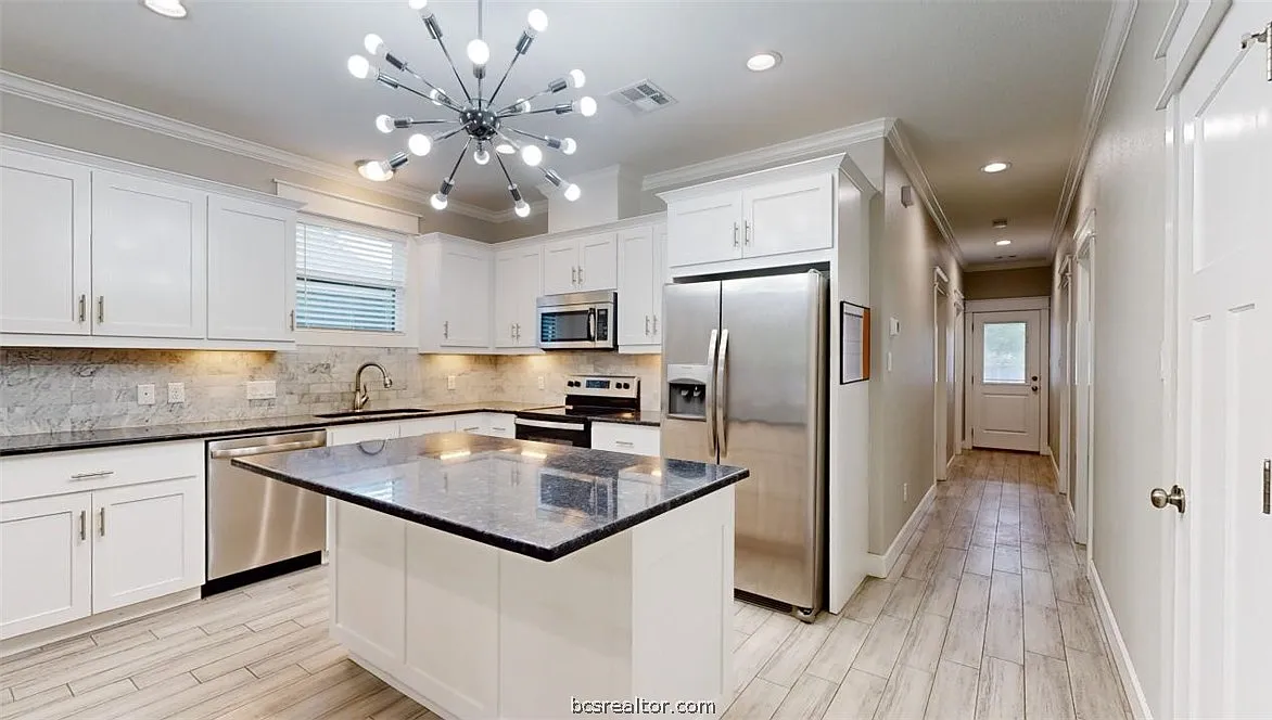 3 bed, 2.0 bath, 1335 sqft, $2,000 — Photo 4