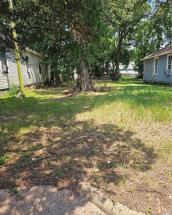 2nd image of 511 Marine St