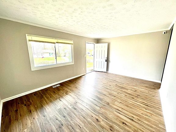 2nd image of 2511 Mariposa St