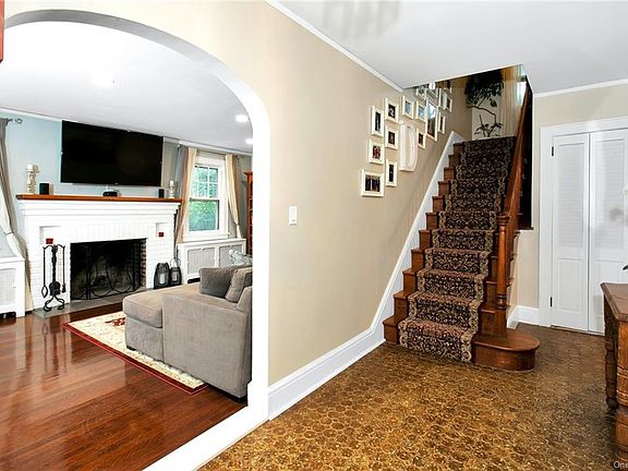 4th image of 362 Church St