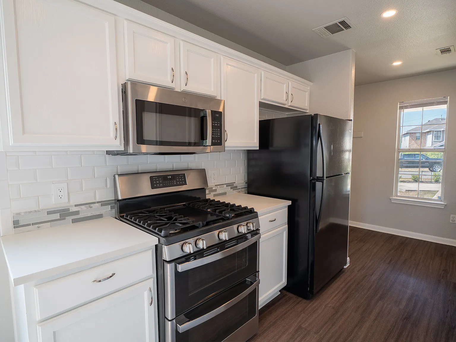 3 bed, 2.5 bath, 1290 sqft, $1,700 — Photo 3