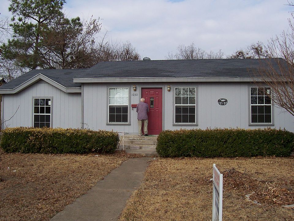 Front - New roof installed since photo was taken.