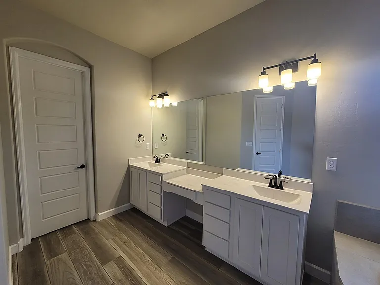 Masterbedroom bathroom, with double sinks and make-up vanity