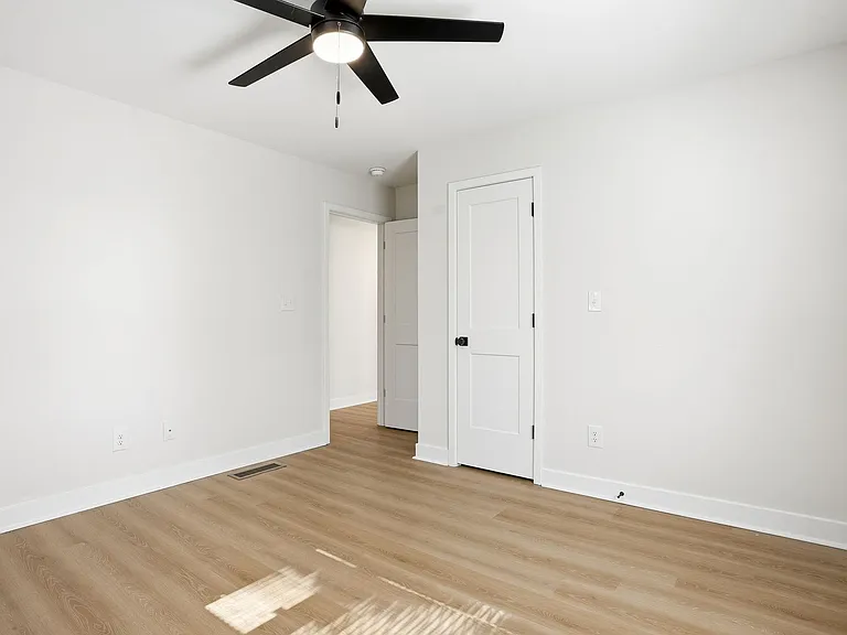 127 Perry St — Photo 19