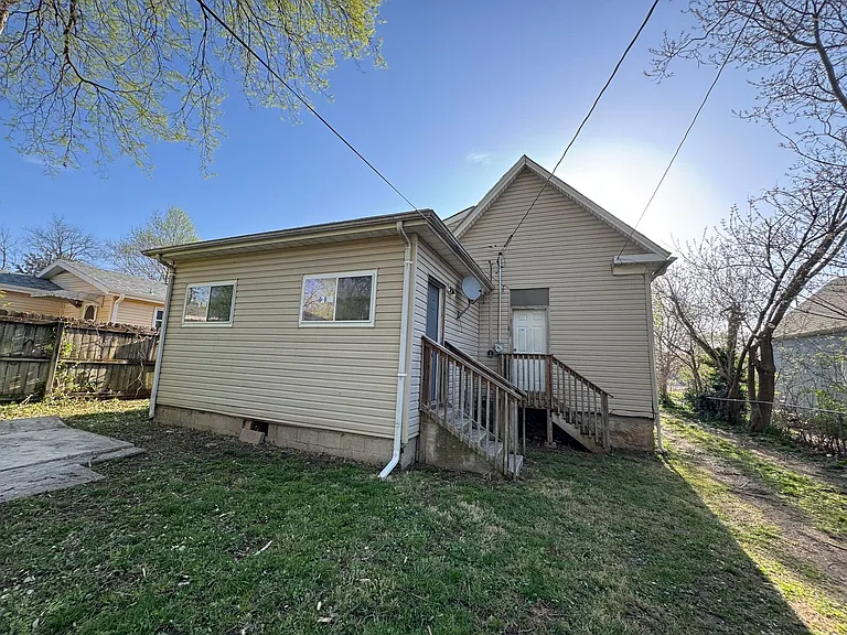 1021 N Sherman Ave — Photo 16