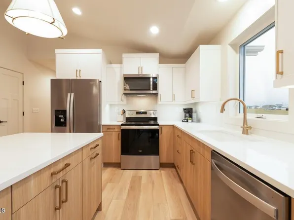 4021 Amari Loop NW, Mandan, ND 58554