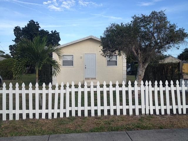 1st image of 115 NW 11th Ave