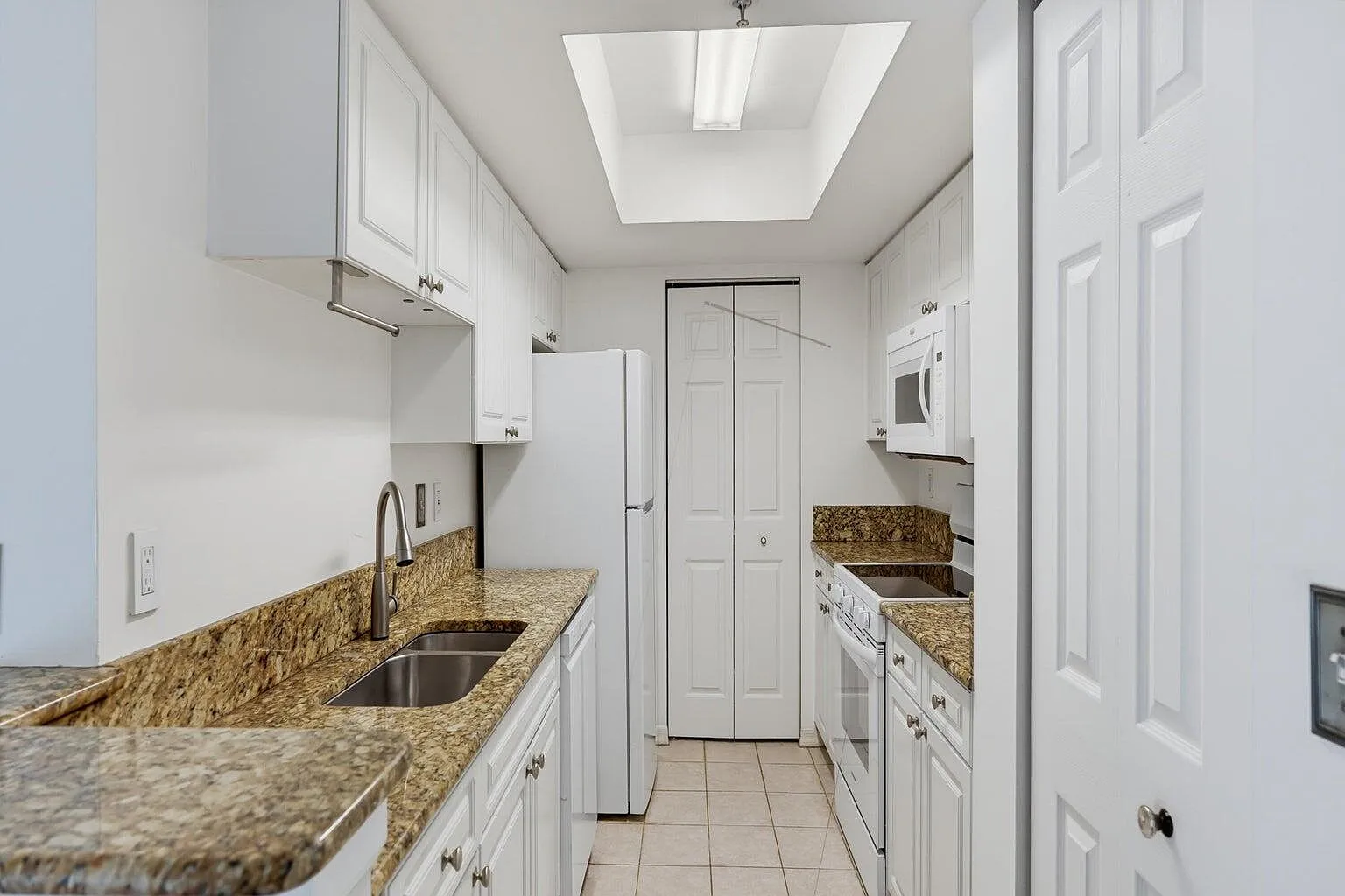 3 bed, 2.0 bath, 1173 sqft, $2,400 — Photo 2