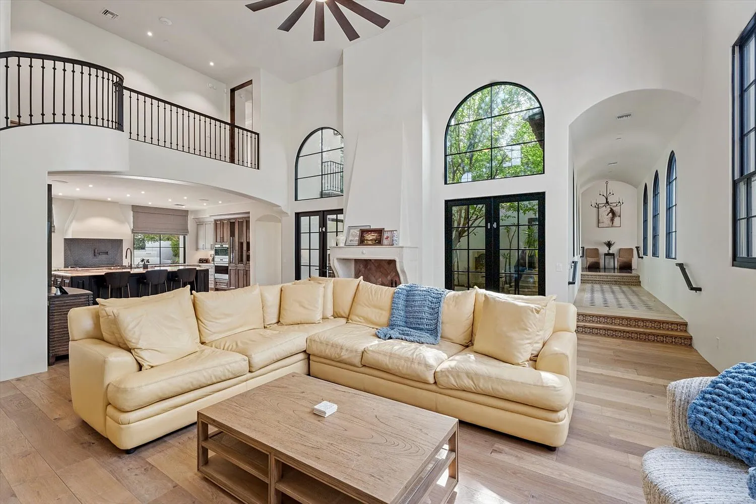 5 bed, 5.5 bath, 6425 sqft, $25,000 — Photo 2