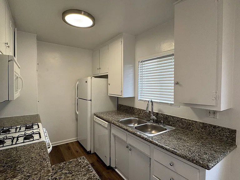 6632 Darby Ave — Photo 9