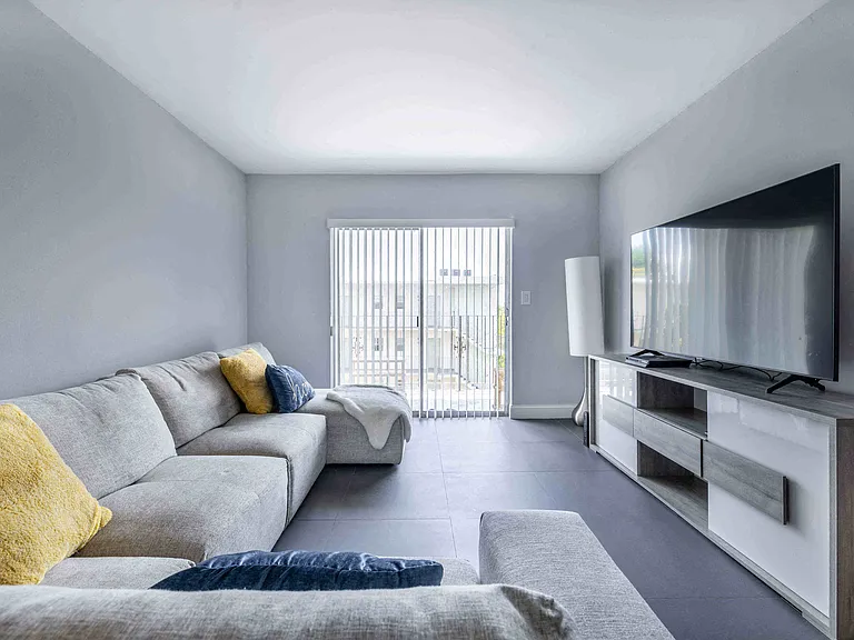 Manor Court Apartments — Photo 13