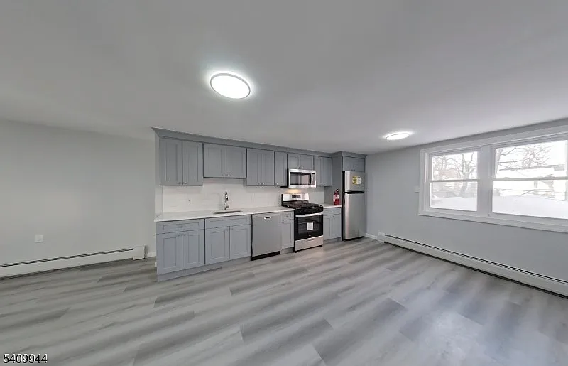 3 bed, 1.0 bath, 961 sqft, $2,100 — Photo 4