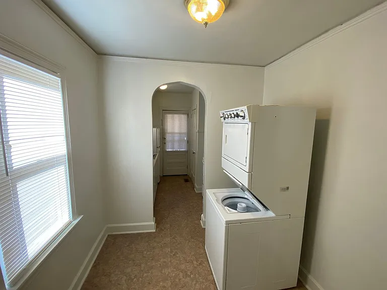 Adorable 1 Bedroom Duplex in Old West Durham - Walk to 9th St! — Photo 8