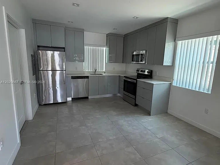 2333 SW 58th Ave #1 — Photo 2