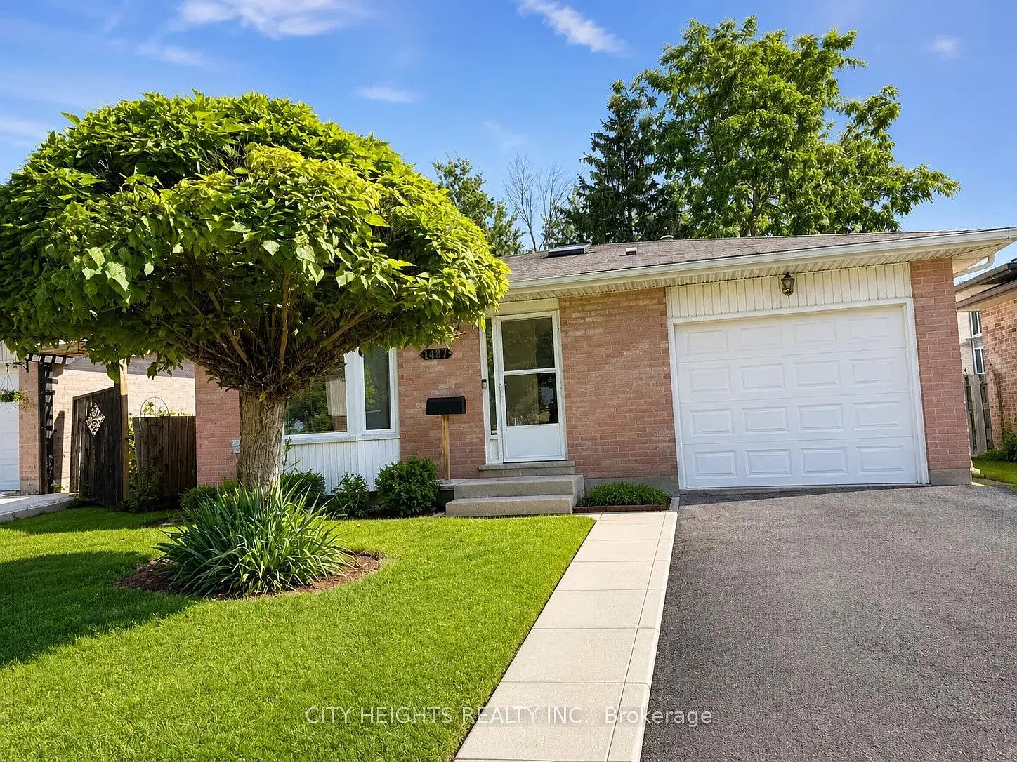 4 bed, $2,900 — Photo 1