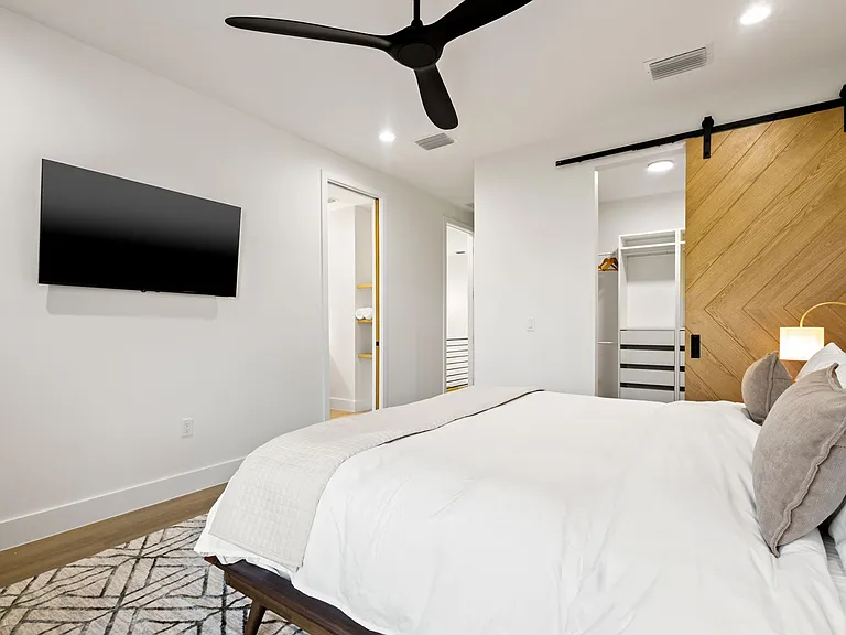 210 W Columbus Dr #3 — Photo 35