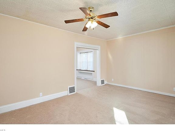 4th image of 149 1/2 E Archwood Ave