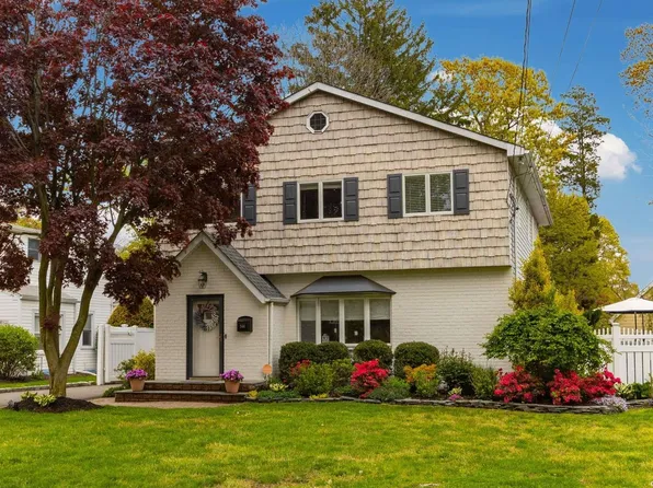 544 Potter Boulevard, Brightwaters, NY 11718