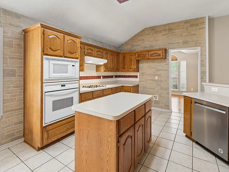 300 Thomas Dr — Photo 18