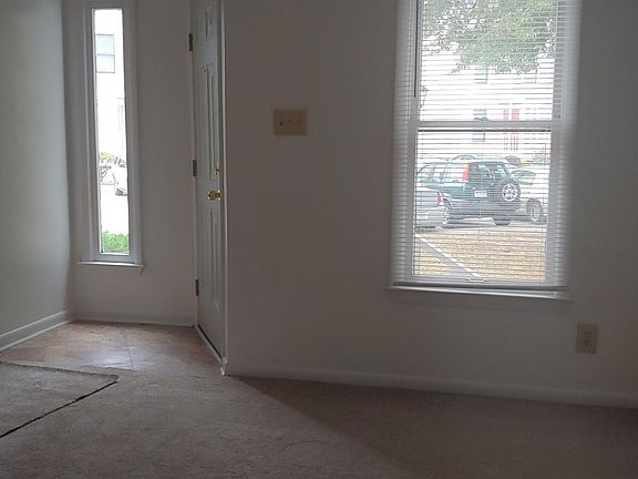 3rd image of 2072 Elmhurst Ln