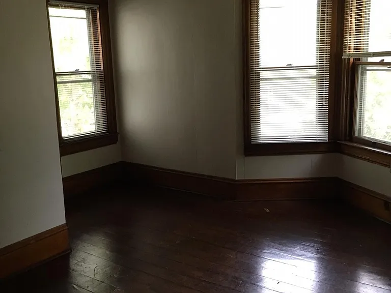 906 Cass St #UPPER — Photo 2