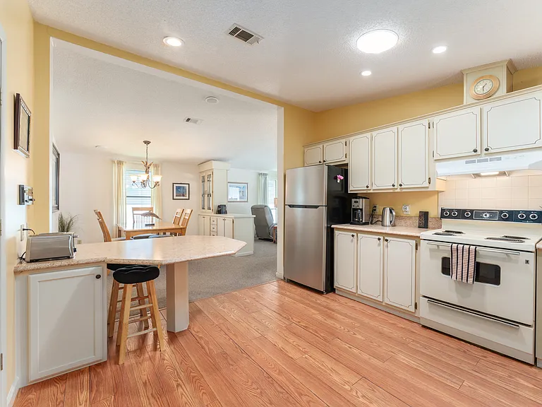 1601 Pinehurst Dr — Photo 2