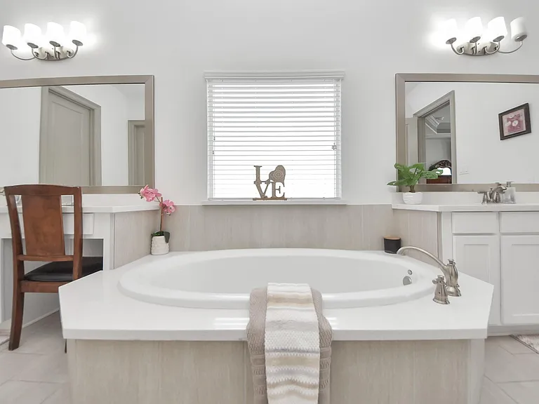 1911 Sapphire Pines Ln — Photo 23