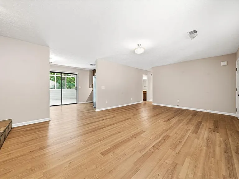 3773 Memorial Pkwy NW — Photo 7