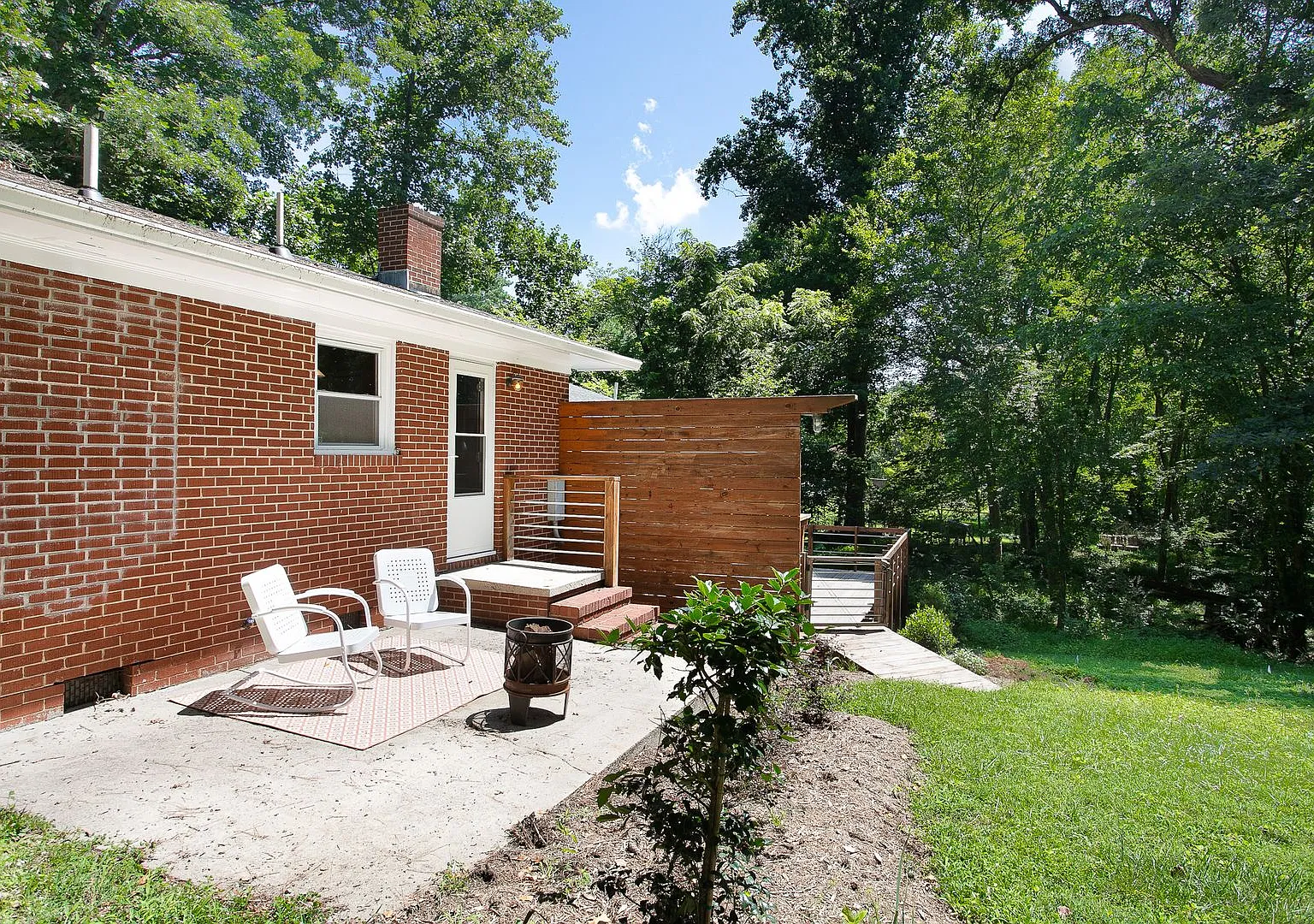 Spacious 1 Bedroom Duplex close to UNC Campus - Updated, Pet Friendly, Private Wooded Lot! — Photo 2