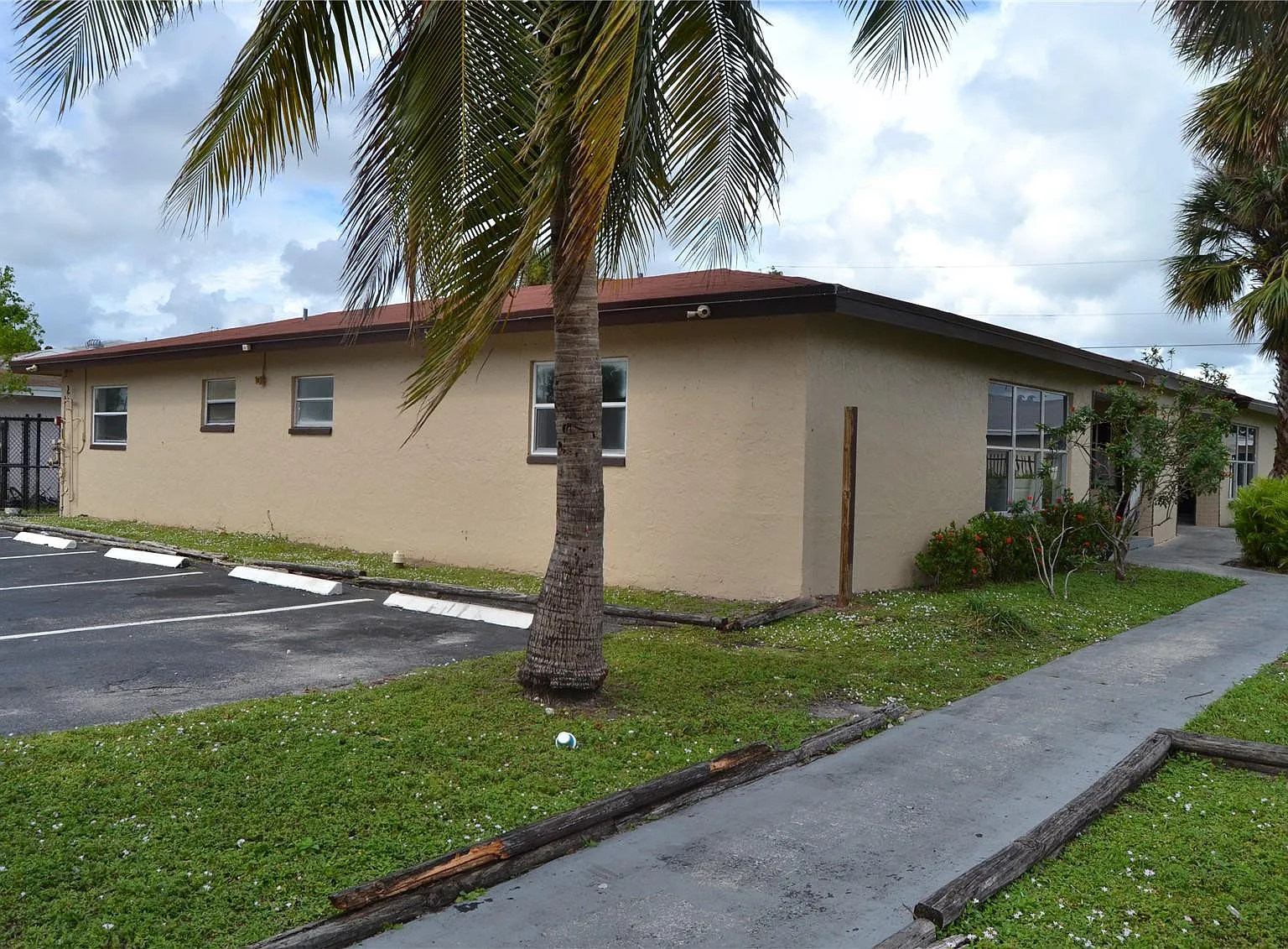 3 bed, 2.0 bath, 1250 sqft, $2,650 — Photo 2