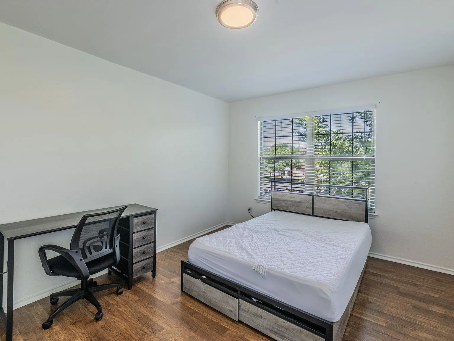 4 bed, 2.5 bath, 3291 sqft, $815 — Photo 1