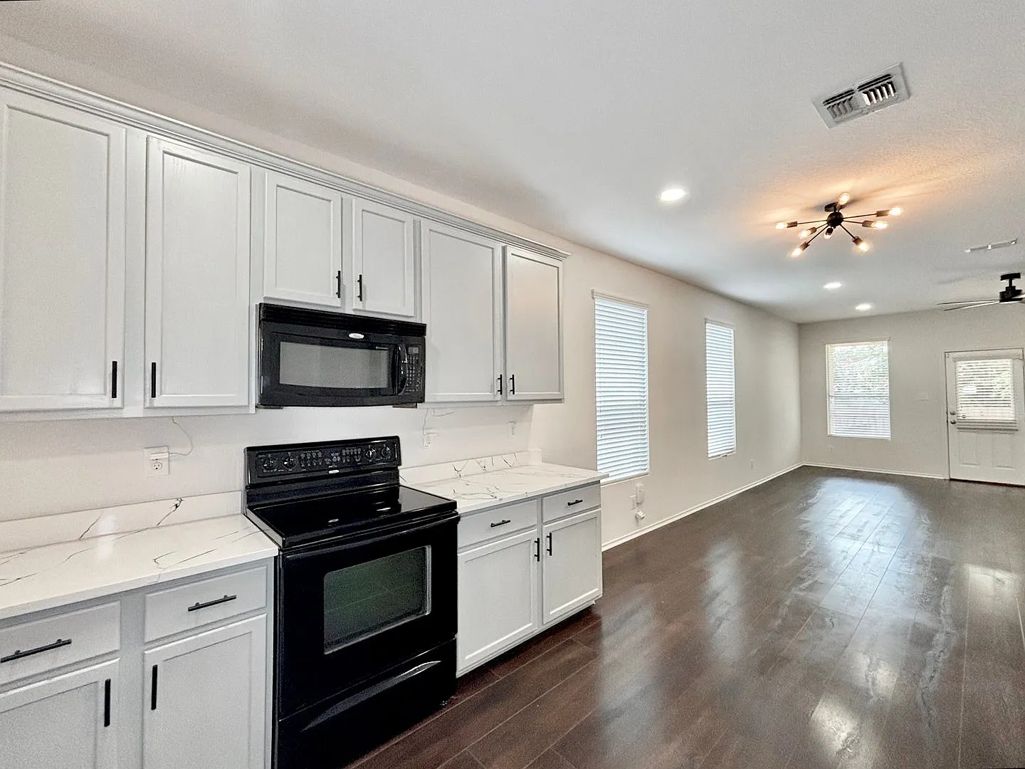 Gorgeous 4 bed, one story home! — Photo 4