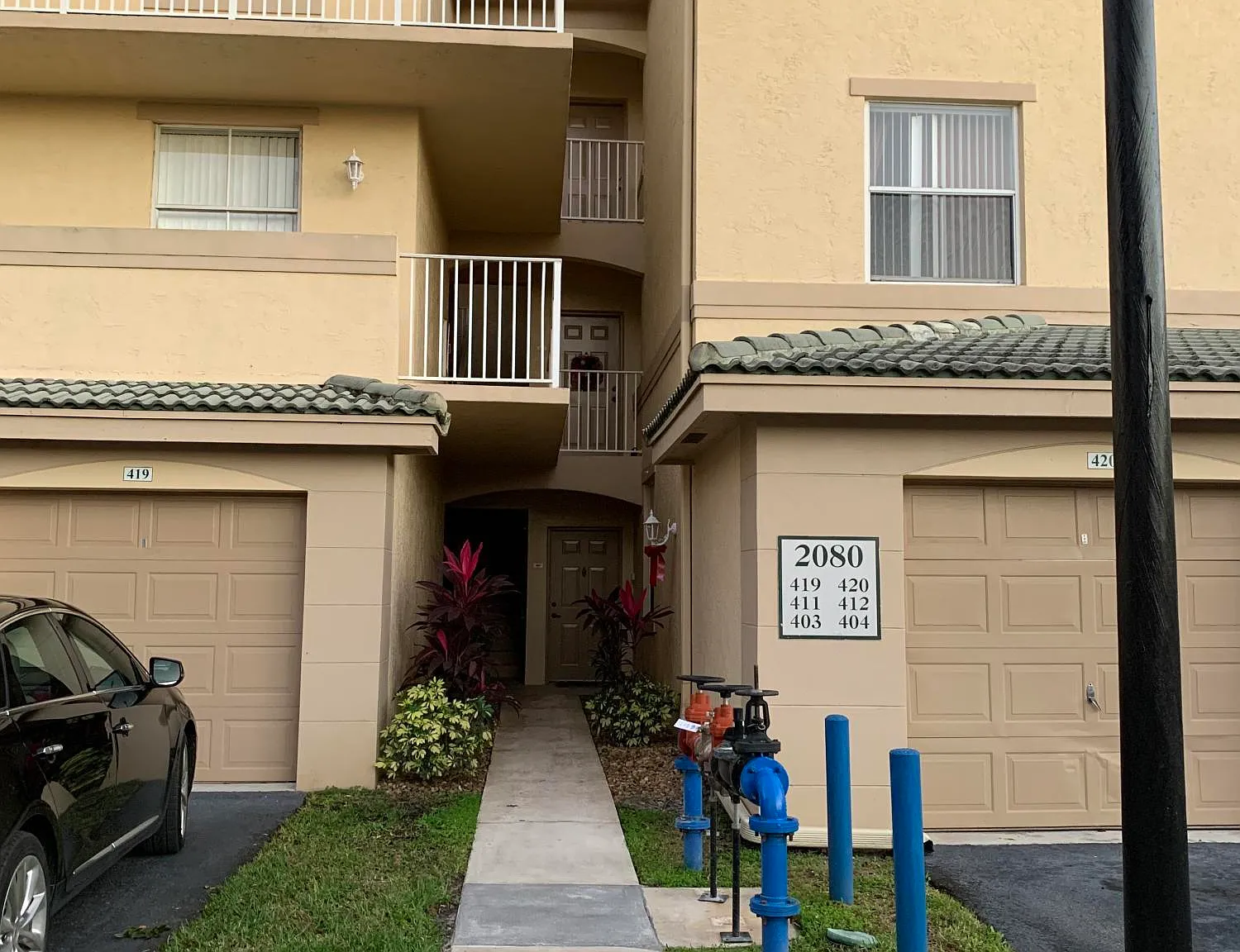 2 bed, 2.0 bath, 975 sqft, $2,400 — Photo 1