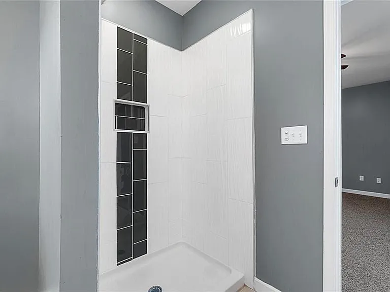 313 W 36th St — Photo 17