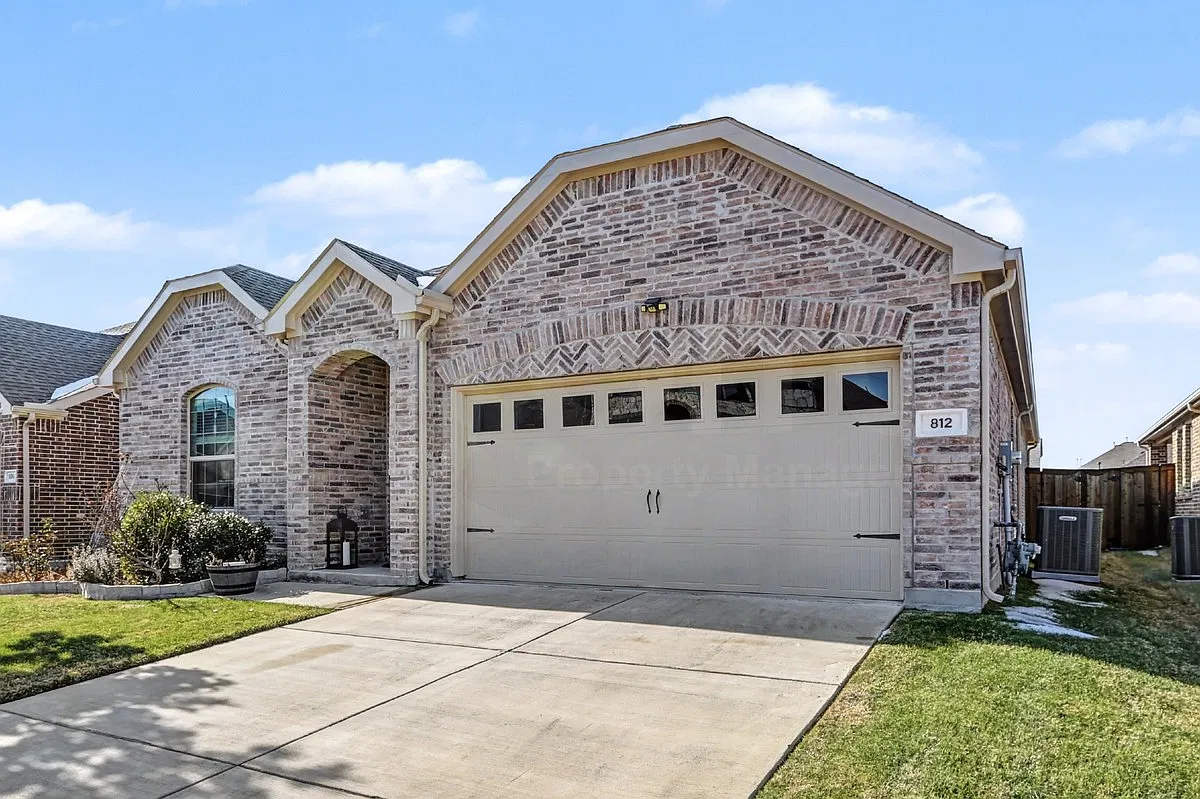 4 bed, 2.0 bath, 1870 sqft, $2,550 — Photo 2
