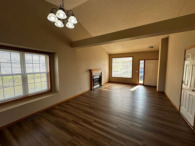 402 Creekside Dr — Photo 6