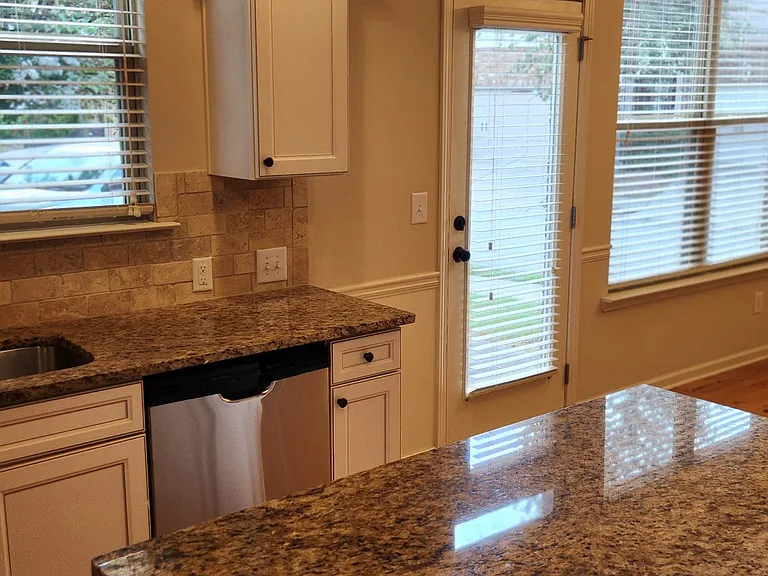 3909 Brockenhurst Dr — Photo 8