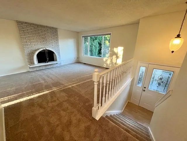 5 bed, 2170 sqft, $3,400 — Photo 2