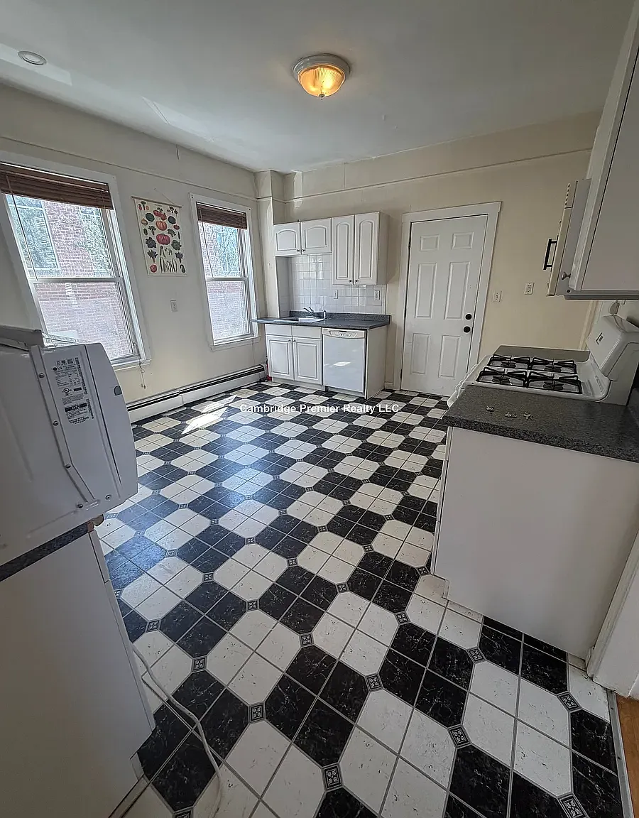 3 bed, 1350 sqft, $3,000 — Photo 3