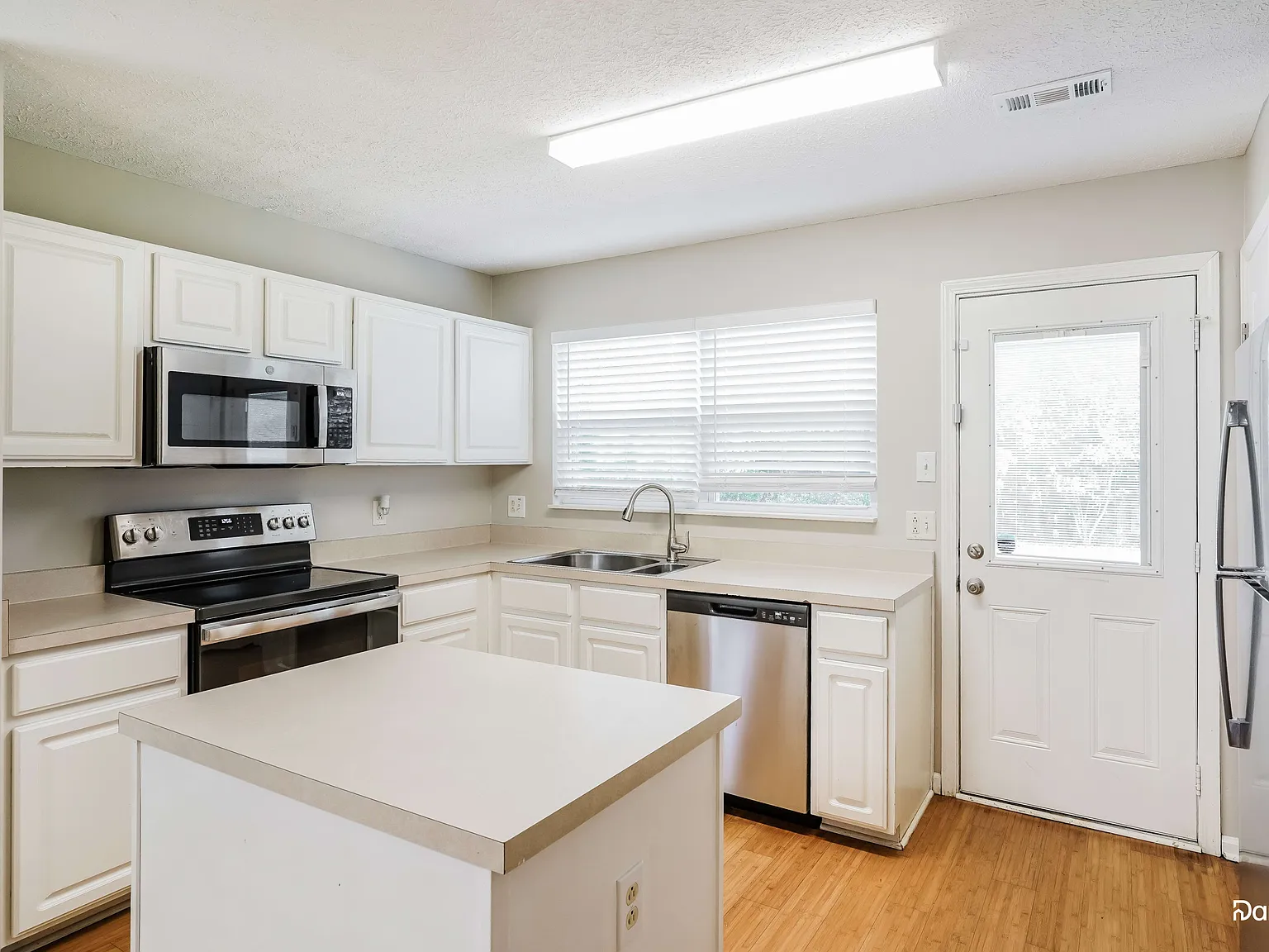 3 bed, 2.5 bath, 1464 sqft, $2,240 — Photo 2