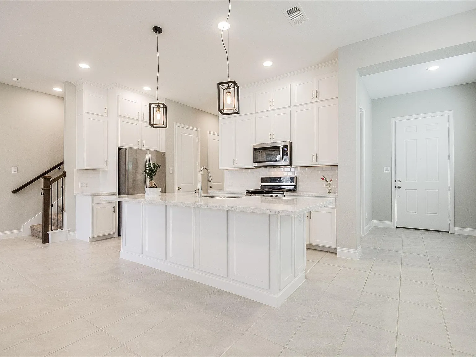 3 bed, 2.5 bath, 1941 sqft, $3,200 — Photo 4