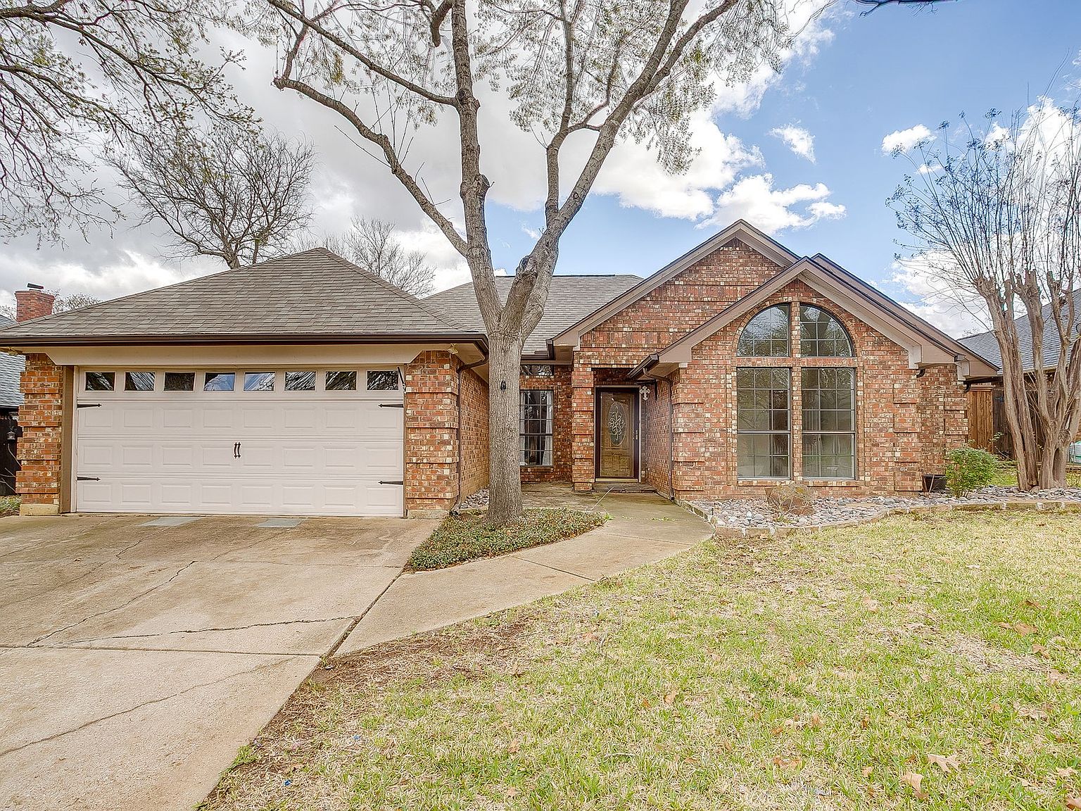 ぽんず　House on the hill 8016 Kendra Ln, North Richland Hills, TX 76182 | MLS #21207169