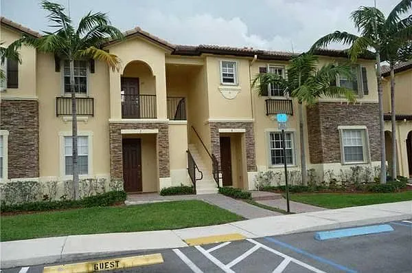 3 bed, 2.5 bath, 1325 sqft, $2,400 — Photo 1