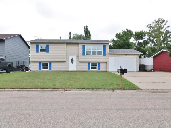 402 3rd St NE, Surrey, ND 58785