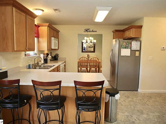 4th image of 217 Basswood Dr