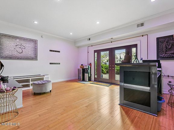 5th image of 622 Main Street